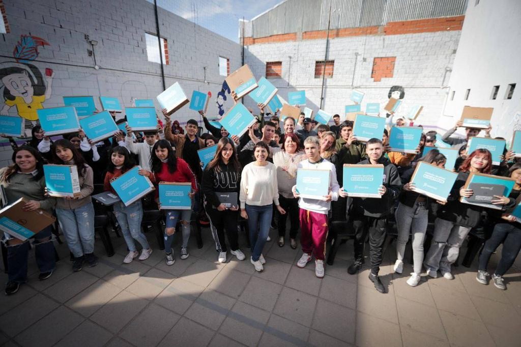 Quilmes: Mayra Mendoza entregó más de 140 netbooks a estudiantes de Solano