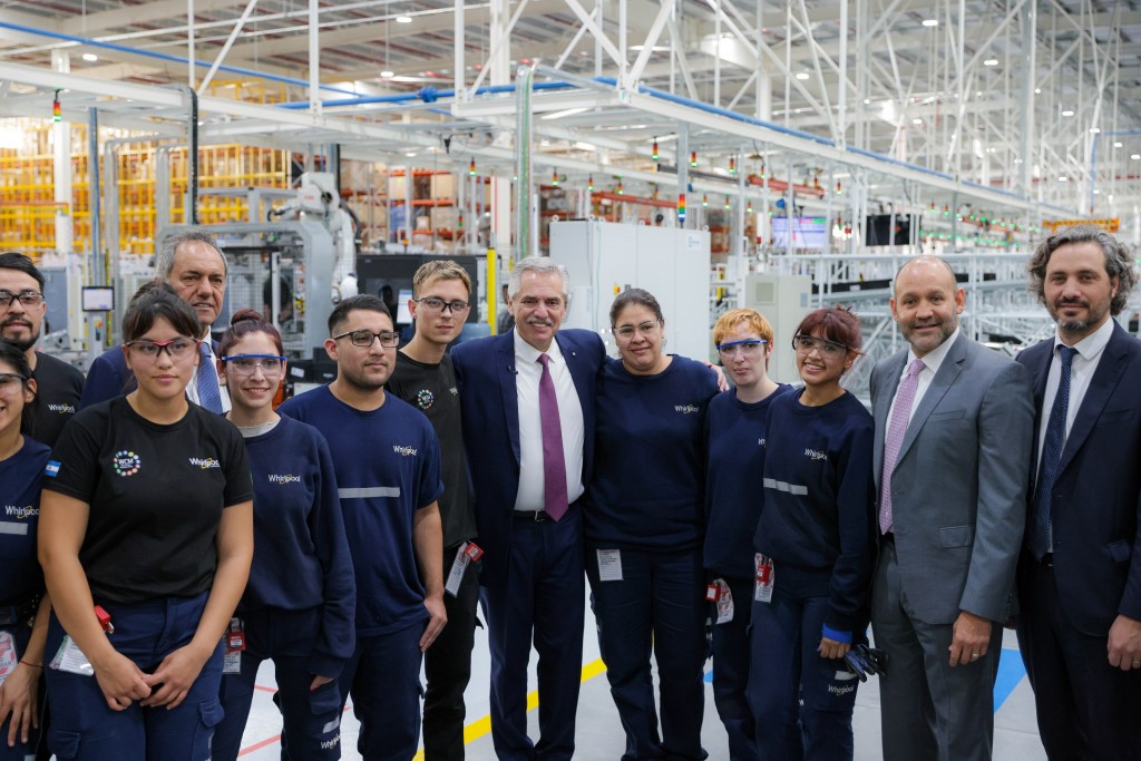 Alberto Fernández en la primera exportación de Whirlpool: “Forma parte del objetivo de industrializar a la Argentina”