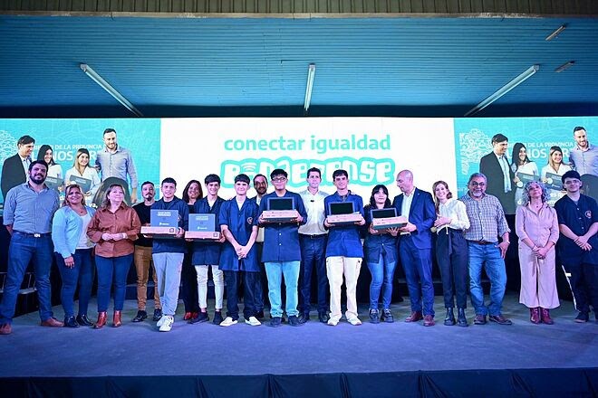 Escobar: Ariel Sujarchuk y Wado de Pedro entregaron netbooks del programa Conectar Igualdad a estudiantes del distrito 