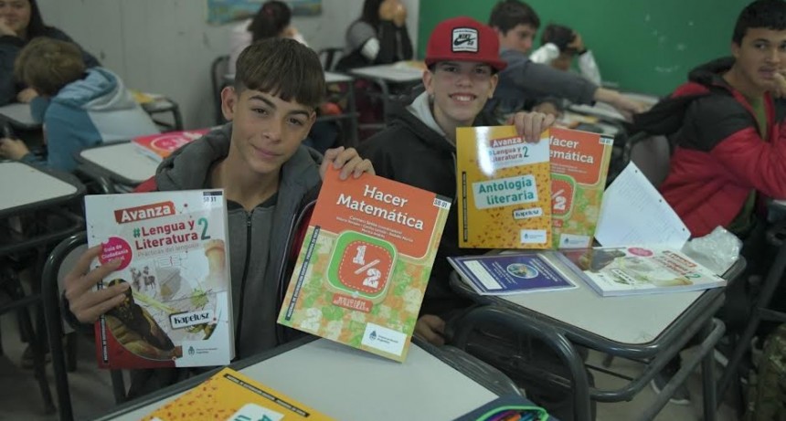 Ituzaingó: Pablo Descalzo entregó Libros de Estudio a estudiantes de la Escuela N° 10 