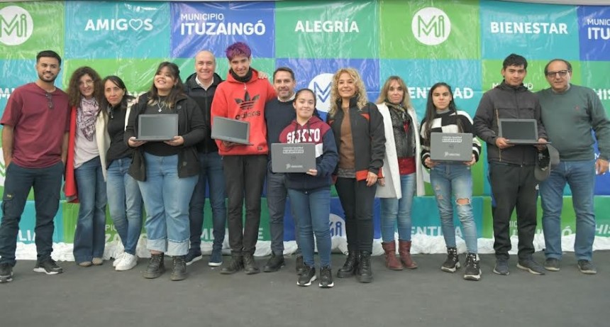 Ituzaingó: Más de 440 alumnos recibieron sus netbooks del programa “Conectar Igualdad Bonaerense” 