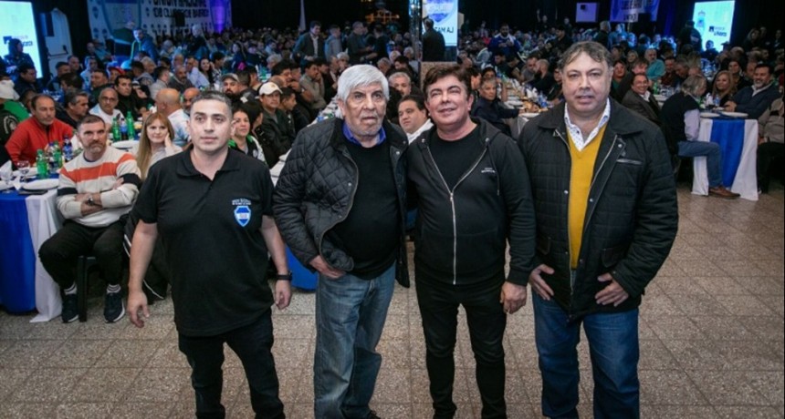 La Matanza: Espinoza y Hugo Moyano entregaron kits deportivos y materiales a clubes de barrio 