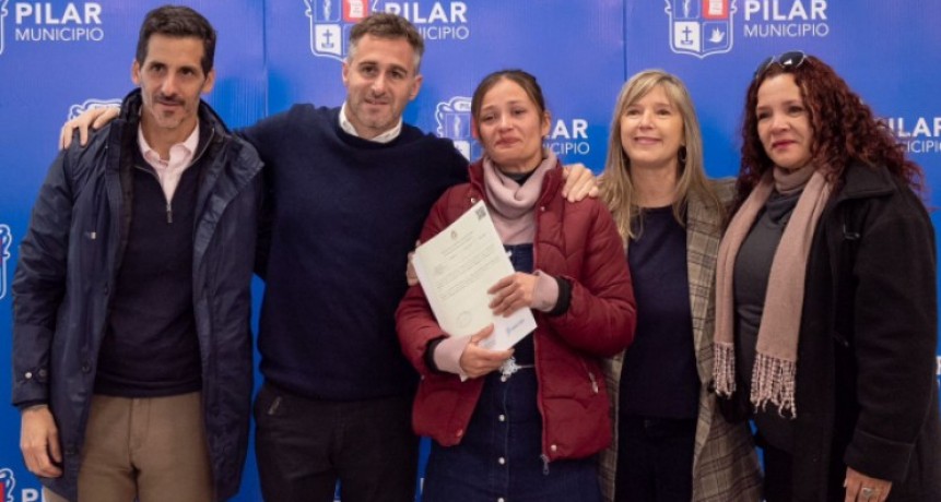 Álvarez Rodríguez y Achával entregaron actas de nacimiento en Pilar