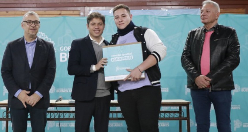 Axel Kicillof entregó computadoras a estudiantes de San Isidro