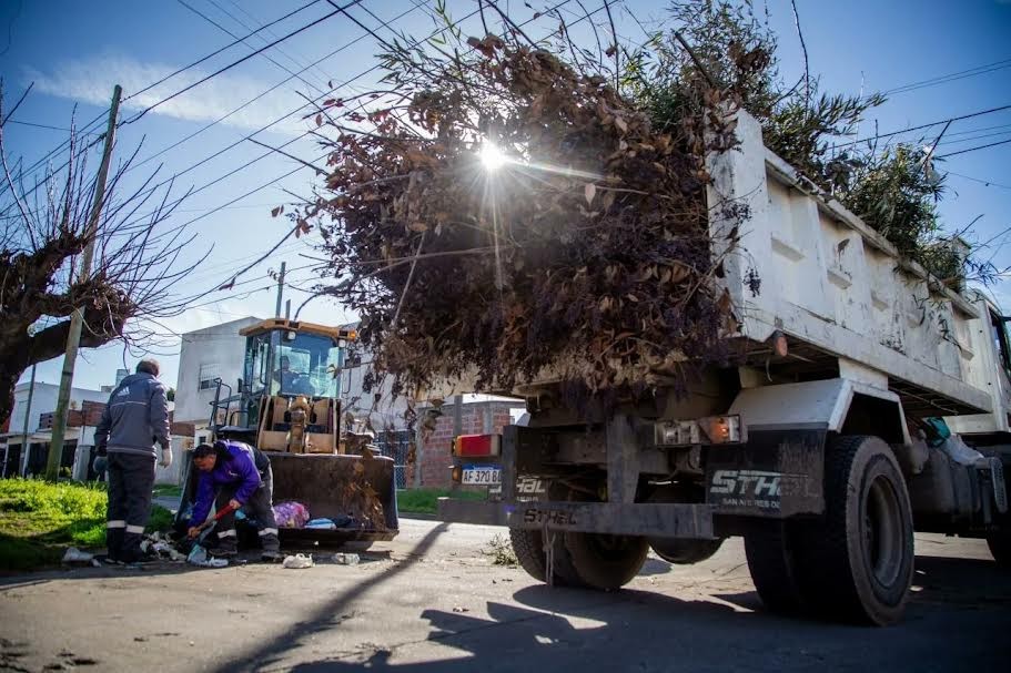 Quilmes: La Municipalidad continúa con los operativos de limpieza y levantamiento de ramas en el distrito