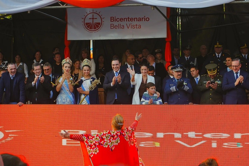 Chaco: Valdés encabezó el desfile cívico militar por la celebración del Bicentenario de Bella Vista