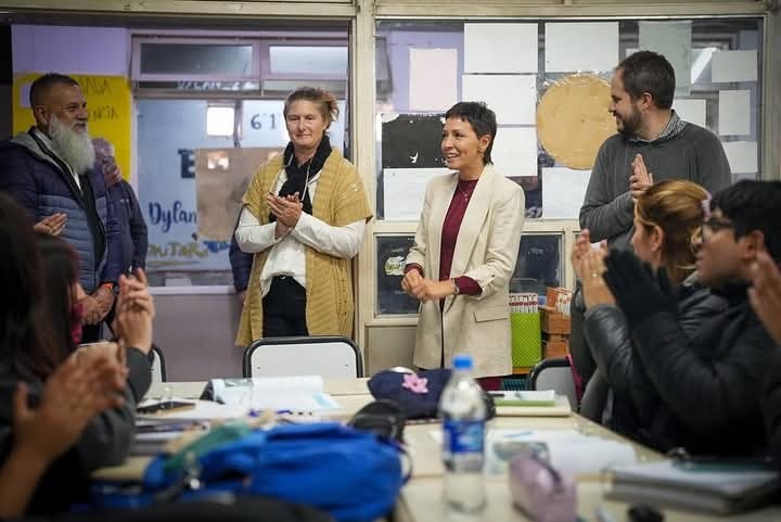 Quilmes: Mendoza destacó la articulación pública-privada en el acto de entrega de 20 netbooks a la EES N°9
