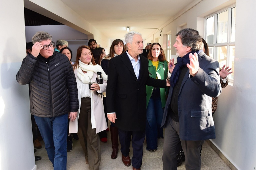 La Plata: Alak y Sileoni recorrieron una escuela de Los Hornos tras su puesta en valor integral
