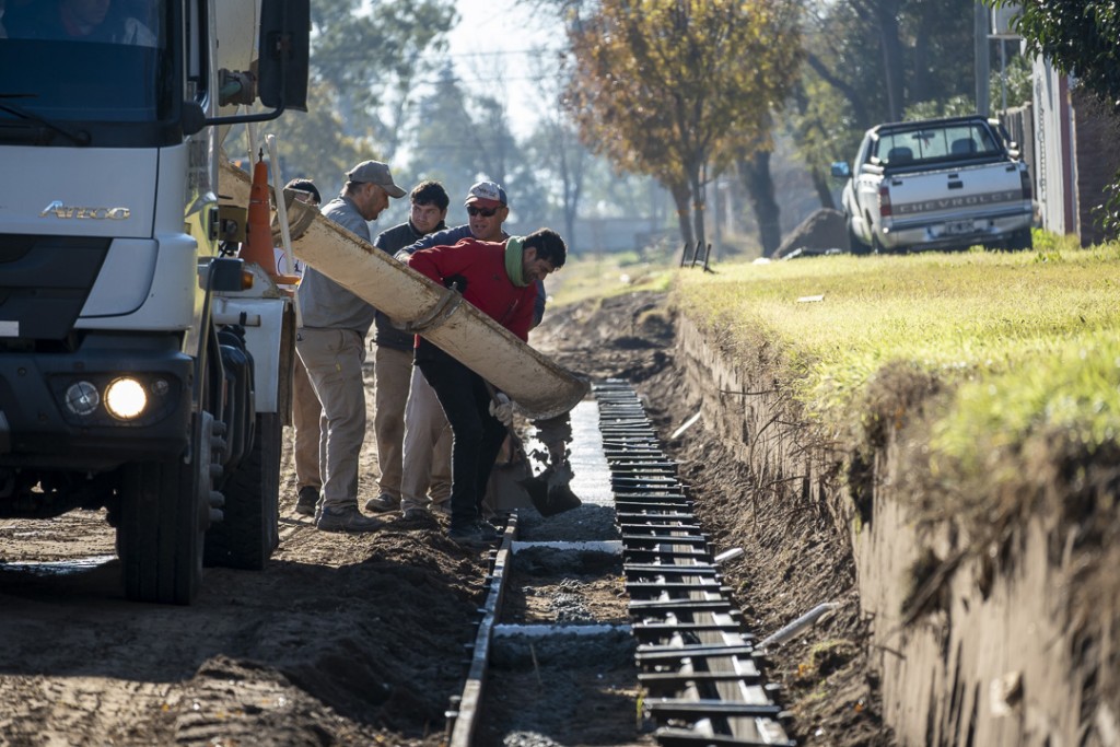 Rivadavia: La Municipalidad comenzó con la obra de cordón cuneta en Fortín Olavarría 
