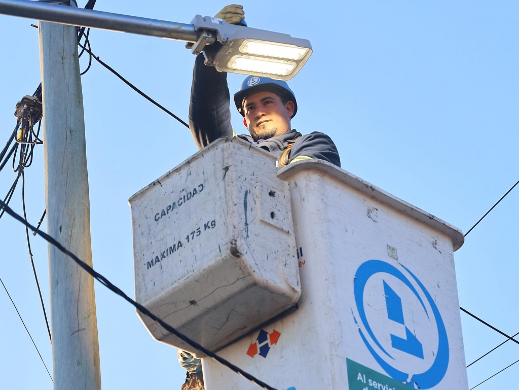 E. Echeverría: El Municipio avanza con la instalación y el remplazo de luminarias led en el distrito