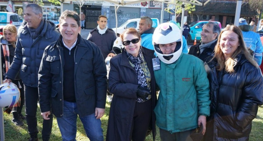 Pte. Perón: Marinuccci y Cantero entregaron pases libre y cascos a motocicletas