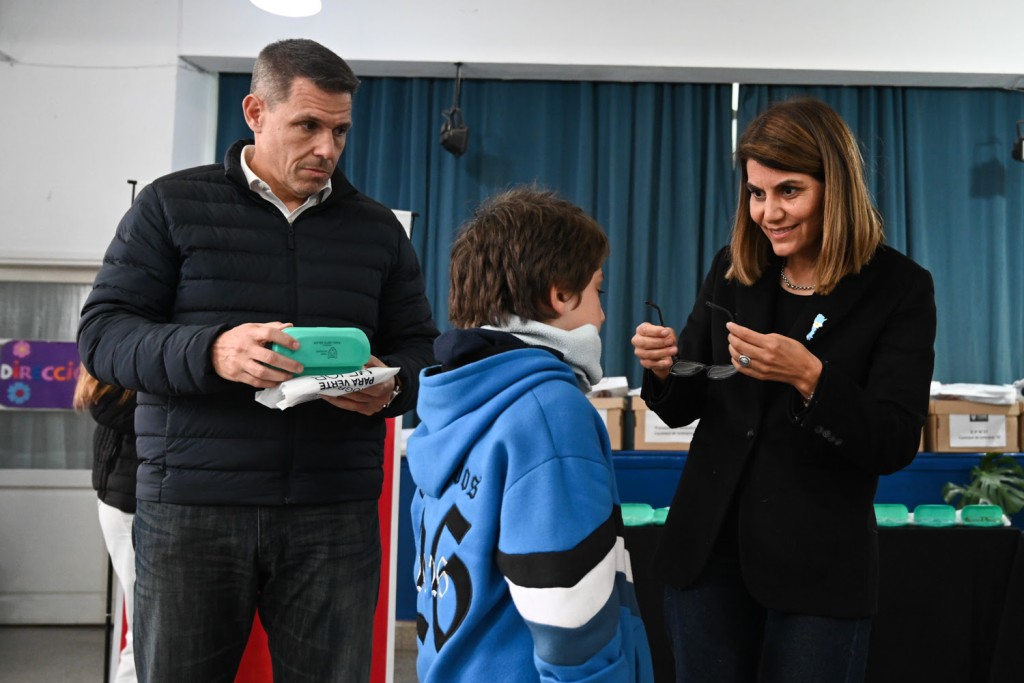Tigre: El Municipio entreg&oacute; centenares de pares de anteojos a estudiantes del distrito