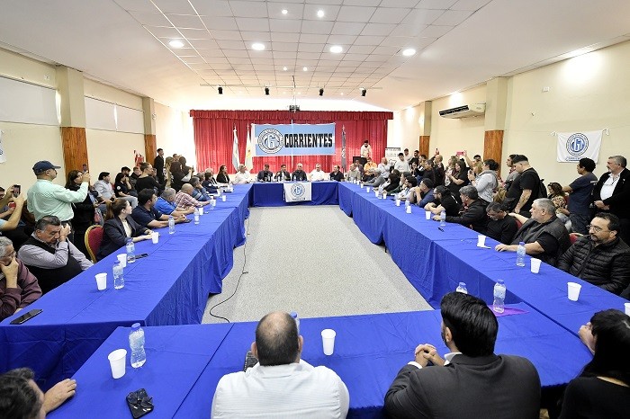 Kicillof se reuni&oacute; con representantes gremiales e intendentes correntinos