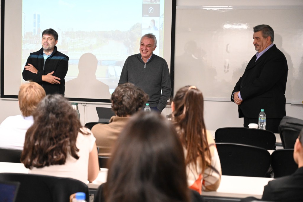 Tigre: En la UCA, Julio Zamora particip&oacute; de una charla del Programa Ejecutivo en gesti&oacute;n, liderazgo y desarrollo local