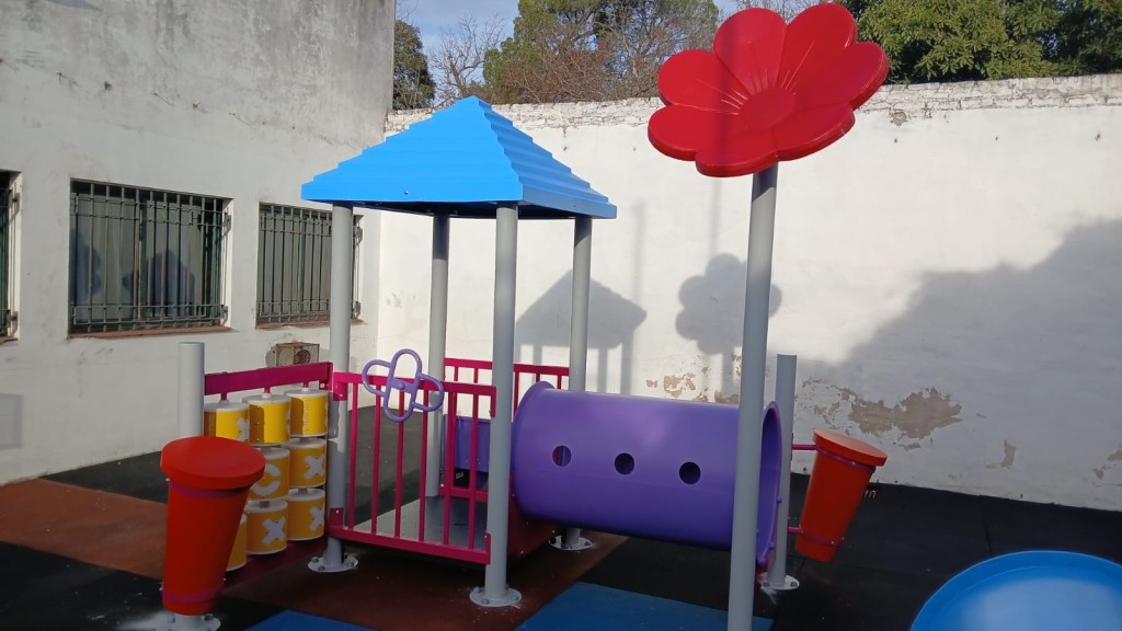 Luj&aacute;n: El Municipio contin&uacute;a instalando juegos infantiles en escuelas del distrito 