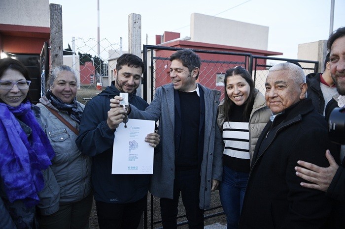 Kicillof entreg&oacute; viviendas a familias de San Pedro