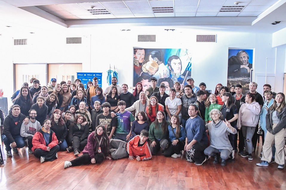 Ituzaing&oacute;: Descalzo particip&oacute; de un encuentro de j&oacute;venes del programa Envi&oacute;n