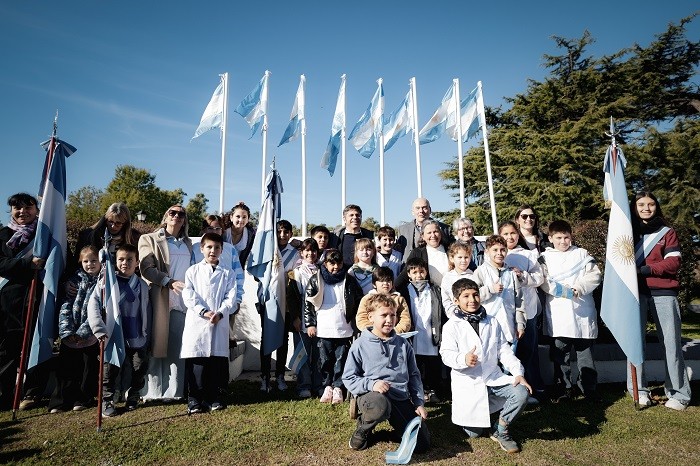 Kicillof encabez&oacute; la ceremonia de promesa a la bandera nacional de alumnos de la localidad rural de San Jorge
