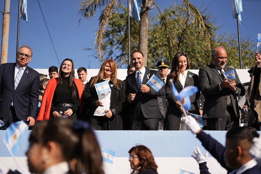 Corrientes: Vald&eacute;s encabez&oacute; el acto por el D&iacute;a de la Bandera y tom&oacute; la promesa a 3 mil estudiantes