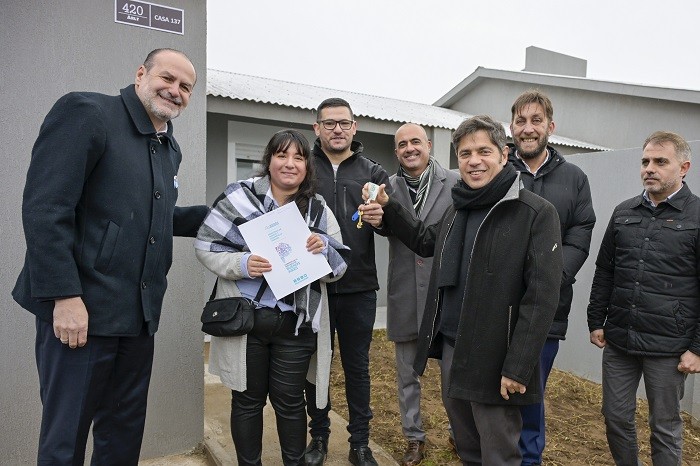 Kicillof entreg&oacute; viviendas a familias de Bah&iacute;a Blanca