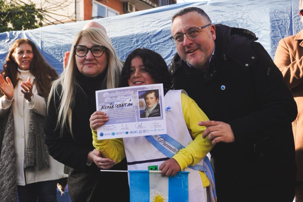 Jos&eacute; C. Paz: Alumnos de m&aacute;s de 40 escuelas prometieron Lealtad a la Bandera