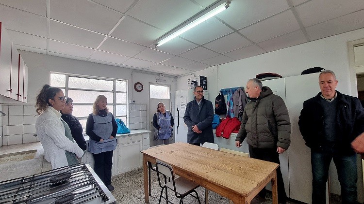 Azul: Sombra recorri&oacute; la obra de ampliaci&oacute;n y refacci&oacute;n del CFI N&deg; 1
