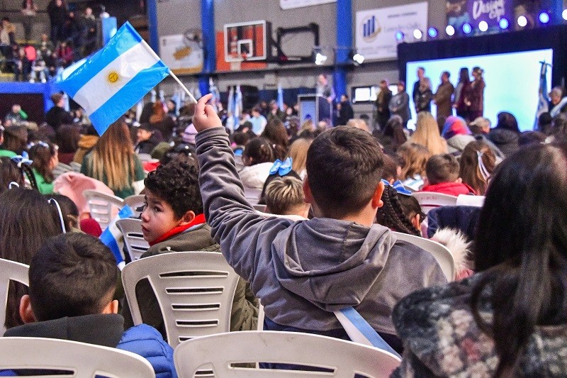 Ituzaing&oacute;: M&aacute;s de mil estudiantes juraron Lealtad a la Bandera Nacional