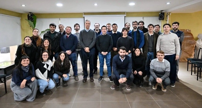 Malvinas Argentinas: Leo Nardini dialog&oacute; con estudiantes del CIAS 