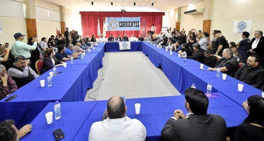 Kicillof se reuni&oacute; con representantes gremiales e intendentes correntinos