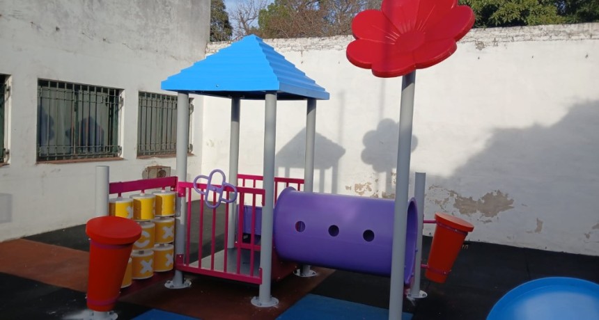 Luj&aacute;n: El Municipio contin&uacute;a instalando juegos infantiles en escuelas del distrito 