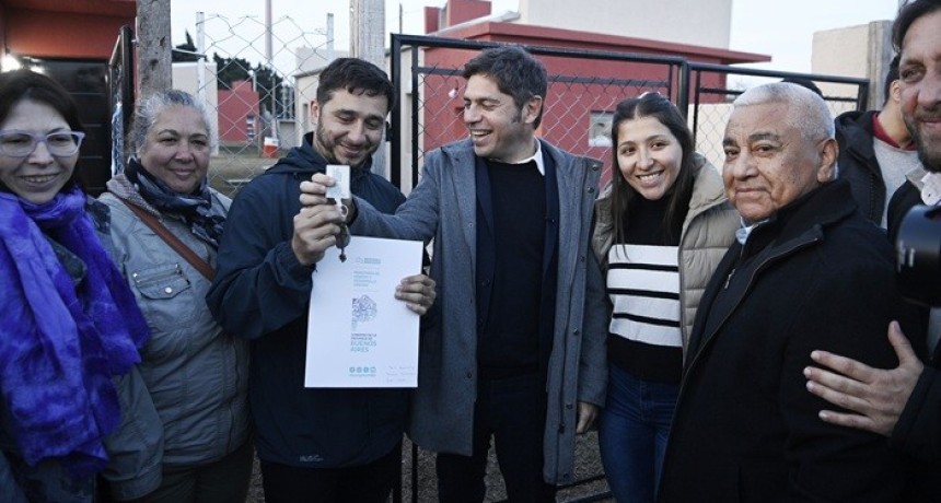 Kicillof entreg&oacute; viviendas a familias de San Pedro