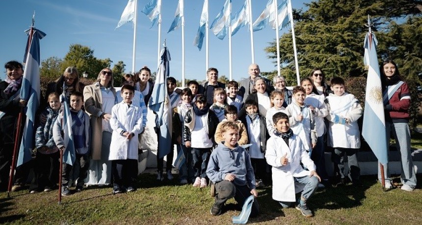 Kicillof encabez&oacute; la ceremonia de promesa a la bandera nacional de alumnos de la localidad rural de San Jorge