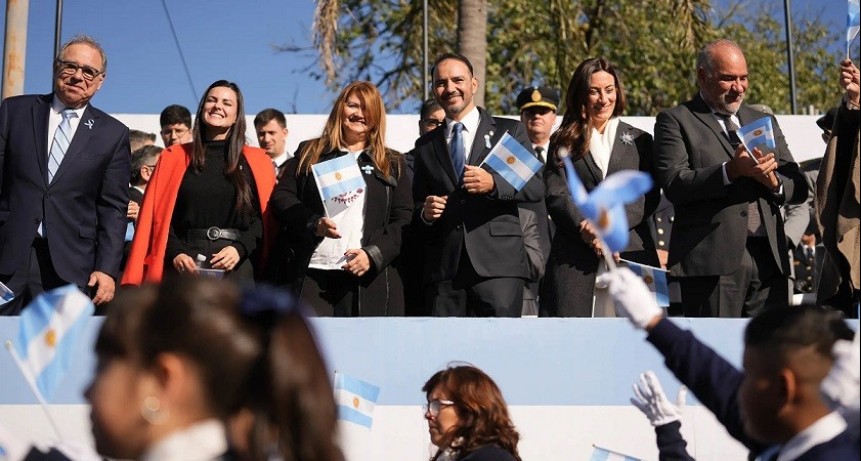 Corrientes: Vald&eacute;s encabez&oacute; el acto por el D&iacute;a de la Bandera y tom&oacute; la promesa a 3 mil estudiantes