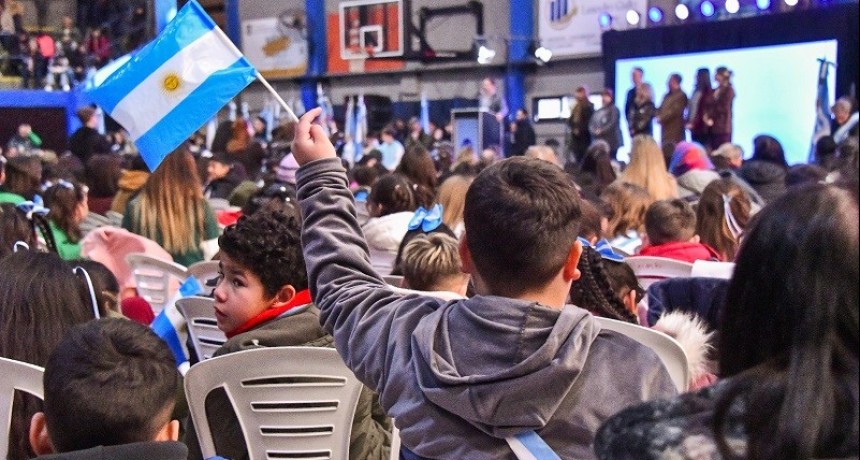 Ituzaing&oacute;: M&aacute;s de mil estudiantes juraron Lealtad a la Bandera Nacional