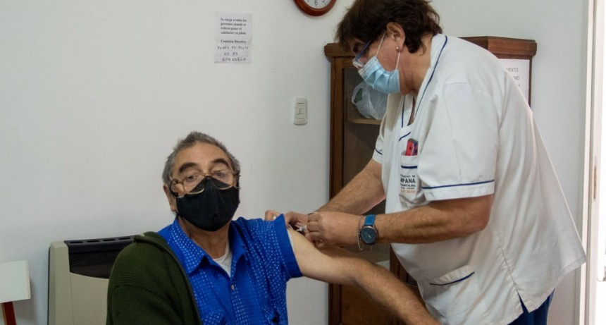 Campana: Jubilados se aplicaron la vacuna antigripal en el Movimiento 23 de diciembre