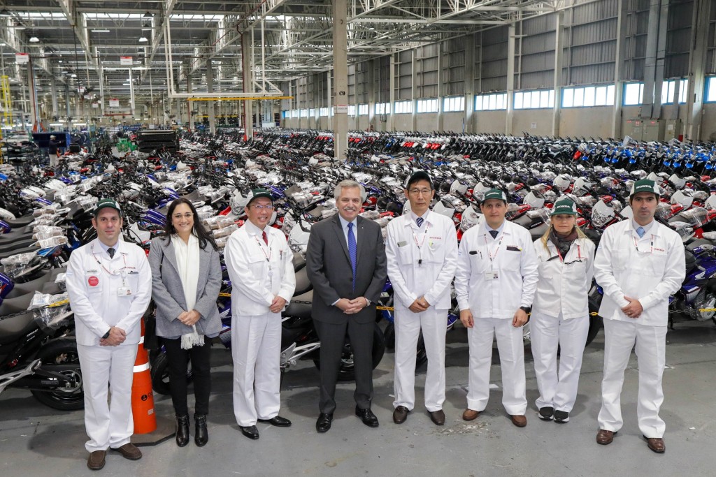 Alberto Fernández visitó la planta de Honda Argentina que alcanza la producción de 1.200.000 motos de industria nacional