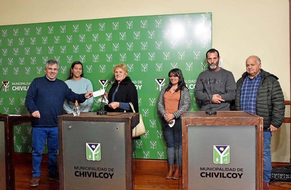 Chivilcoy: El Intendente Britos le entregó un cheque a la Escuela N° 40 para refacciones