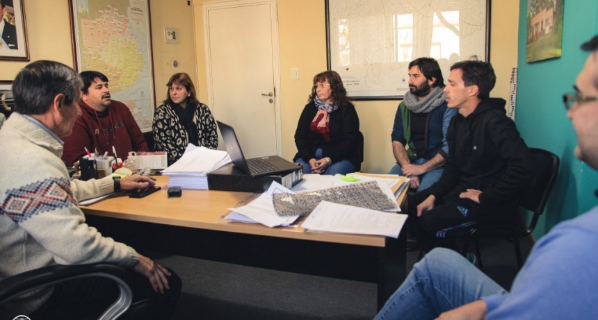 Lezama: El Municipio entregó notebooks al CEF y al CENS 