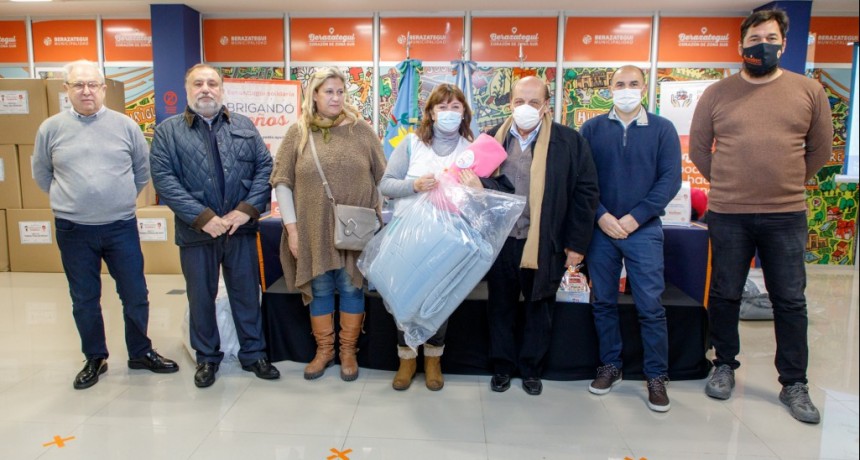 Berazategui: 12 establecimientos educativos recibieron abrigos y útiles escolares 