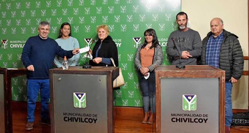 Chivilcoy: El Intendente Britos le entregó un cheque a la Escuela N° 40 para refacciones