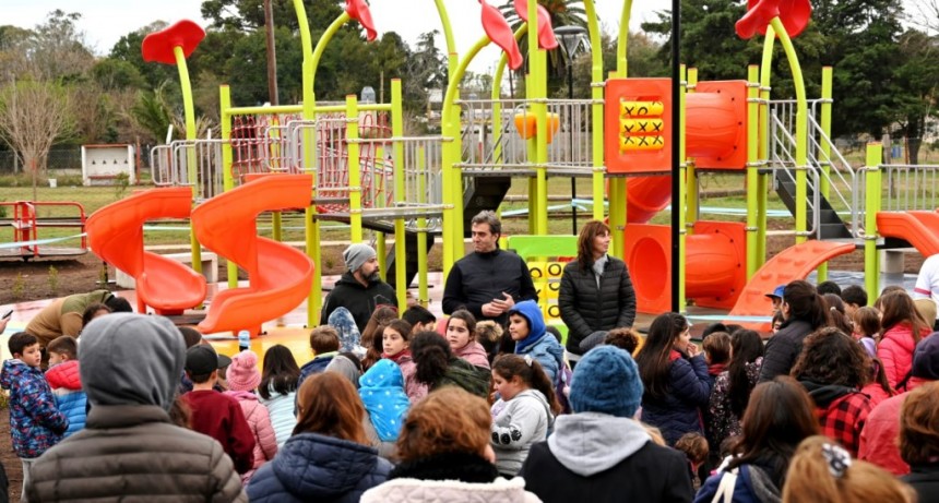 Luján: El Intendente inauguró los nuevos juegos infantiles de la plaza de Torres 