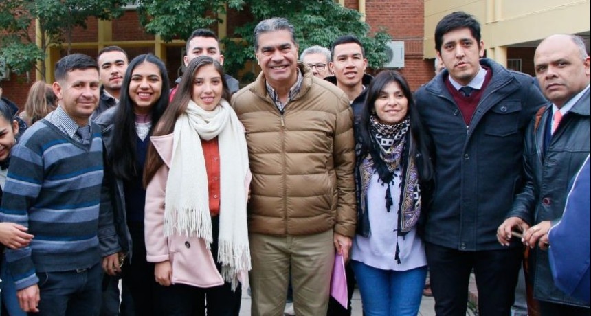 Chaco: Capitanich entregó aulas digitales con 1.250 netbooks en Resistencia 