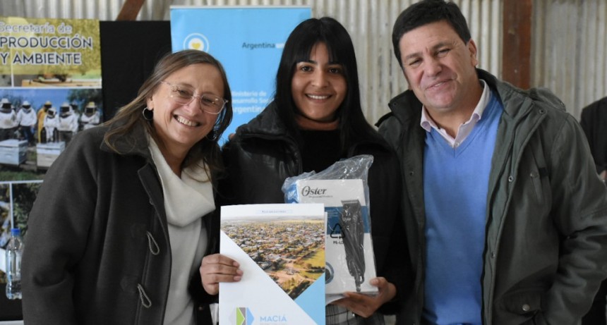 Entre Ríos: Más de 60 emprendimientos de la Economía Social de Maciá recibieron maquinarias y herramientas de trabajo