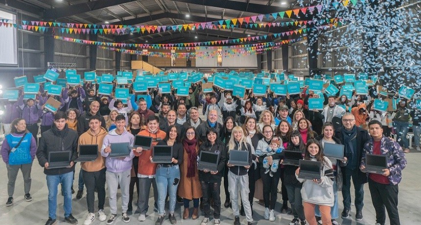 Moreno: Mariel Fernández entregó más de 700 netbooks a estudiantes del partido 