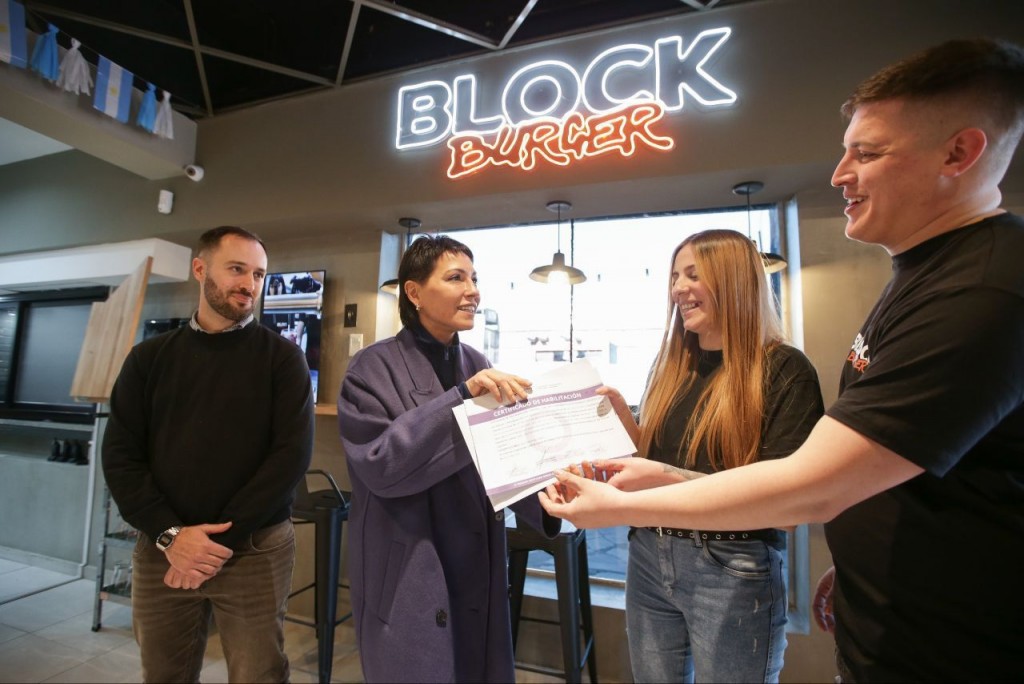 Quilmes: Mendoza otorgó el certificado de habilitación municipal a la nueva hamburguesería “Block Burger” en Solano
