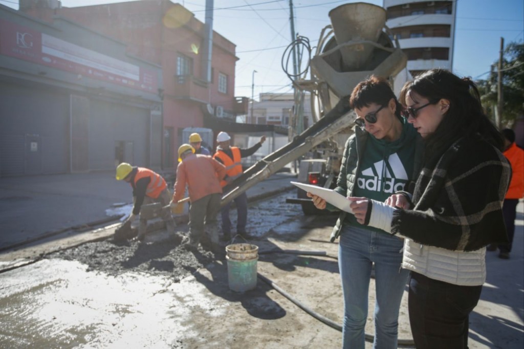 Quilmes: Mendoza supervisó una de las obras de bacheo en el centro del distrito 