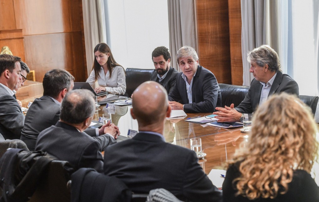 Luis Caputo se reunió con representantes de la industria automotriz
