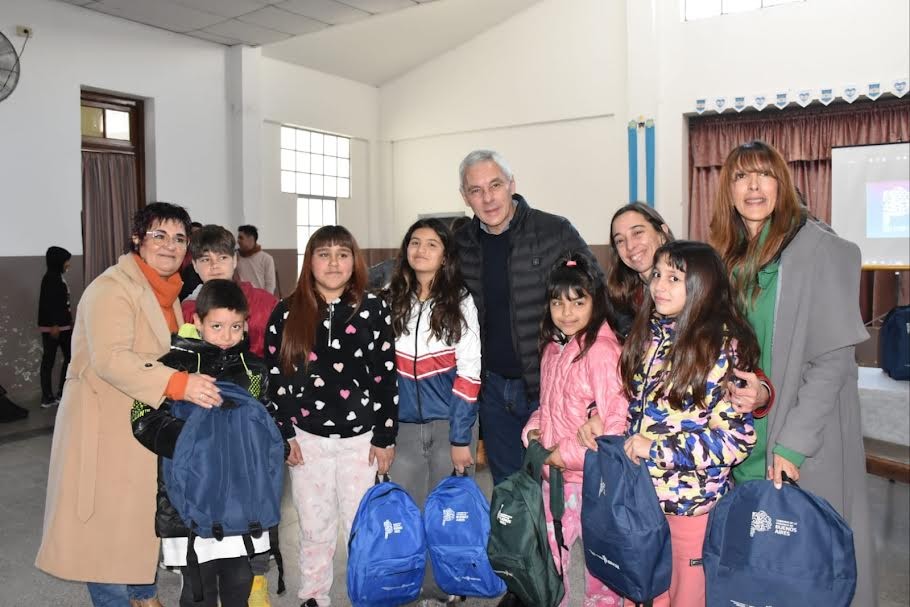 Berisso: Cagliardi entregó mochilas y útiles escolares a niños y niñas del partido