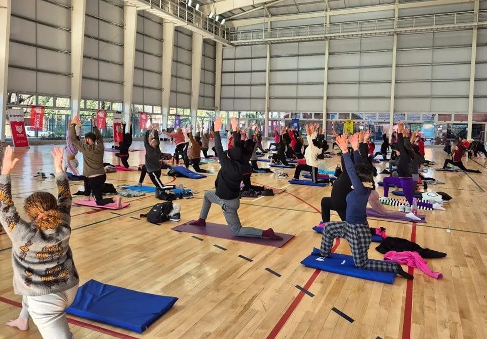 Tigre: El microestadio municipal de Benavídez fue escenario para un nuevo encuentro de yoga