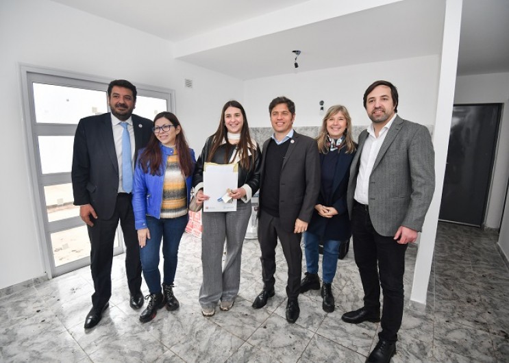 Kicillof entregó viviendas e inauguró un centro de salud en el barrio Santa Teresita